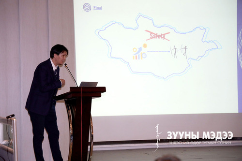 Нислэгийн хөдөлгөөн удирдагчид англи хэл болон сэтгэлзүйн асуудлаа шийдүүлэхийг хүслээ
